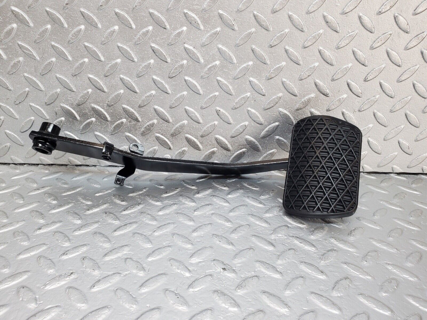 44592 Mercedes-Benz W124 220E Brake Pedal With Rubber 1232910082