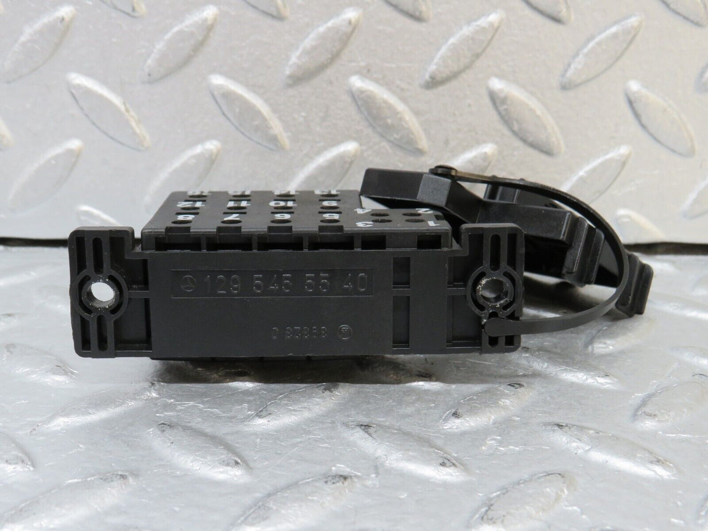 37917 Mercedes-Benz A124 320E Cabriolet Diagnostic Connector 1295455540 1295450003