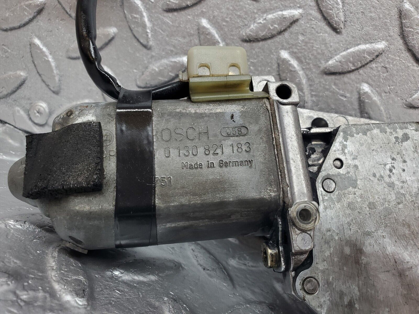 45761 Mercedes-Benz W126 420SE Front Left Window Regulator Motor 0130821183