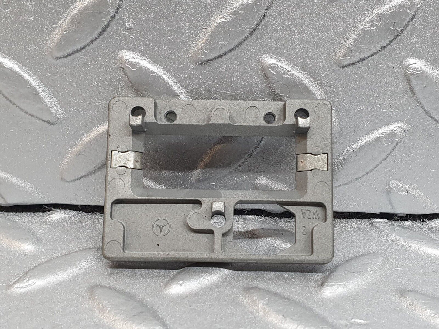 42082 Mercedes-Benz W202 C200 Rear View Mirror Bracket