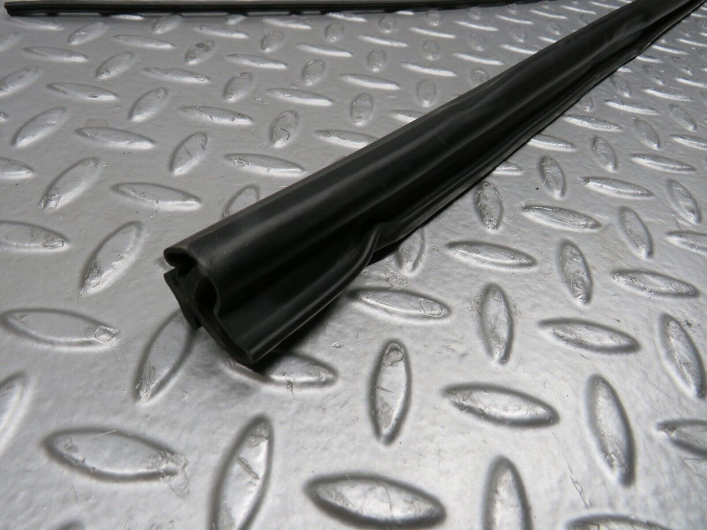 39677 Mercedes-Benz R129 320SL Coupe Front Windscreen Rubber Seal