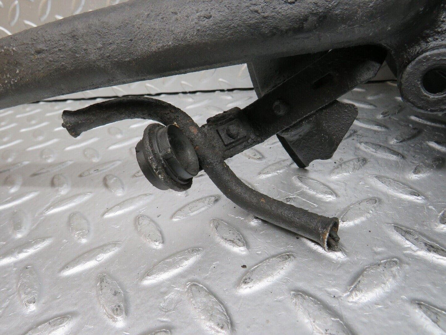 0381 Mercedes-Benz W108 280SE Complete Wheel Hub Front Left