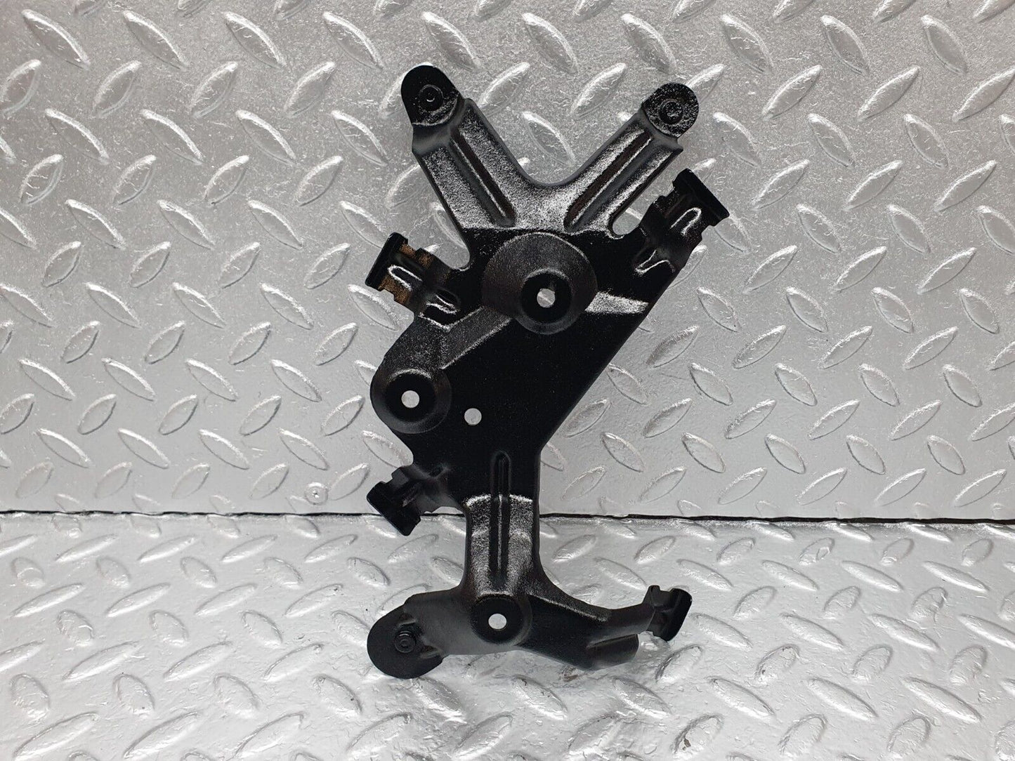 42121 Mercedes-Benz W202 C200 Fuel Pump Bracket