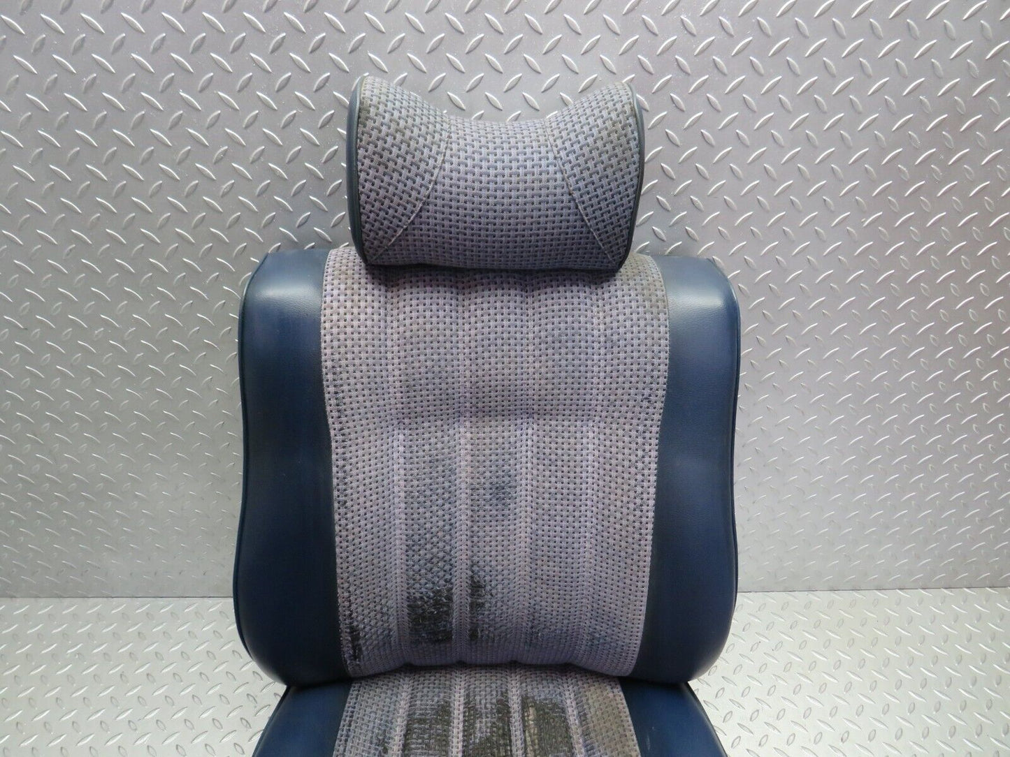 31135 Mercedes-Benz W123 200D Front Right Driver Seat Blue