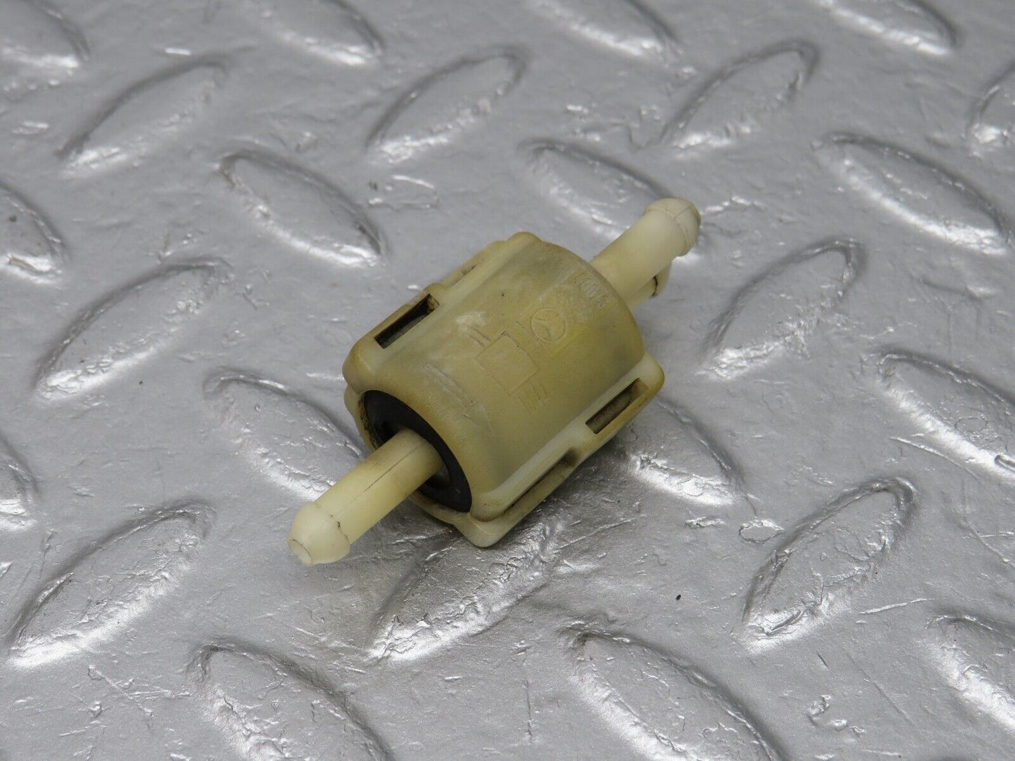 40689 Mercedes-Benz W123 300D Windscreen Washer Fluid Distributor