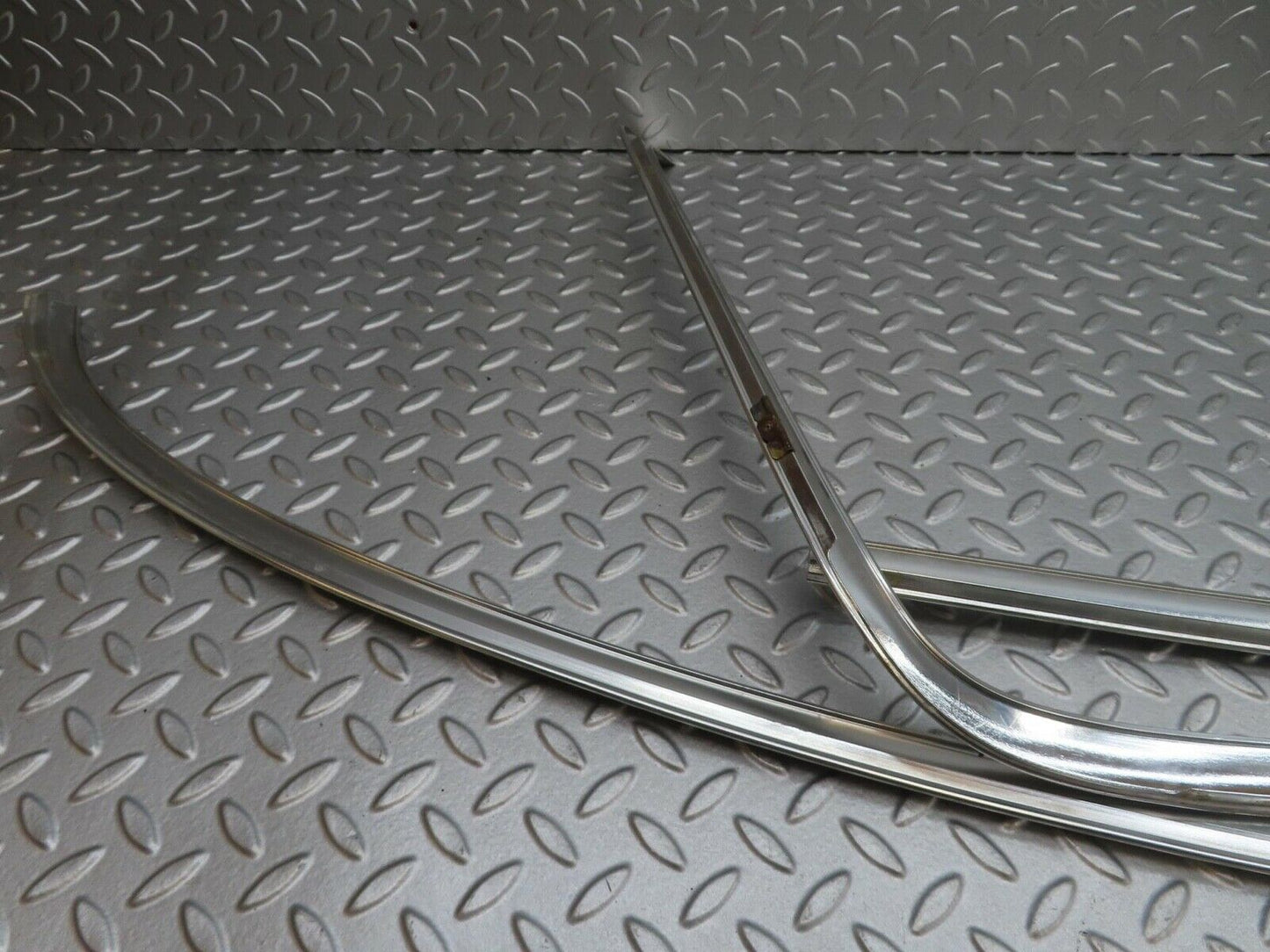 14304 Mercedes-Benz W116 350SE Rear Windscreen Chrome Frame