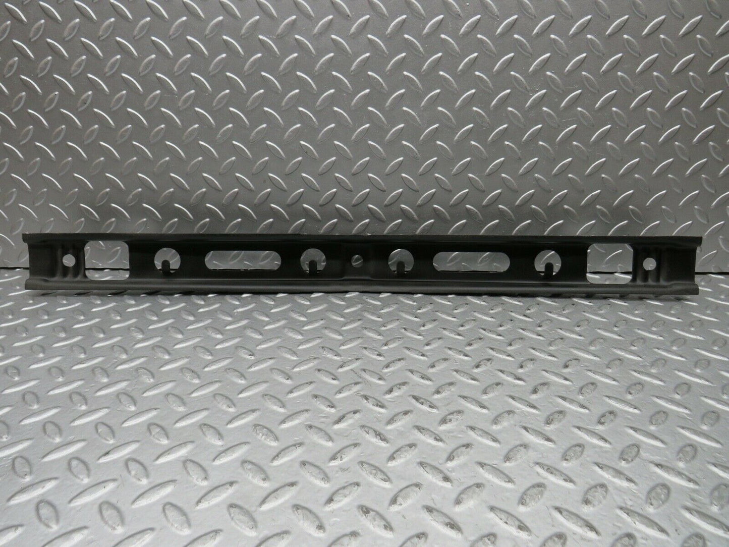 21872 Mercedes-Benz W123 Front Bumper Centre Bracket