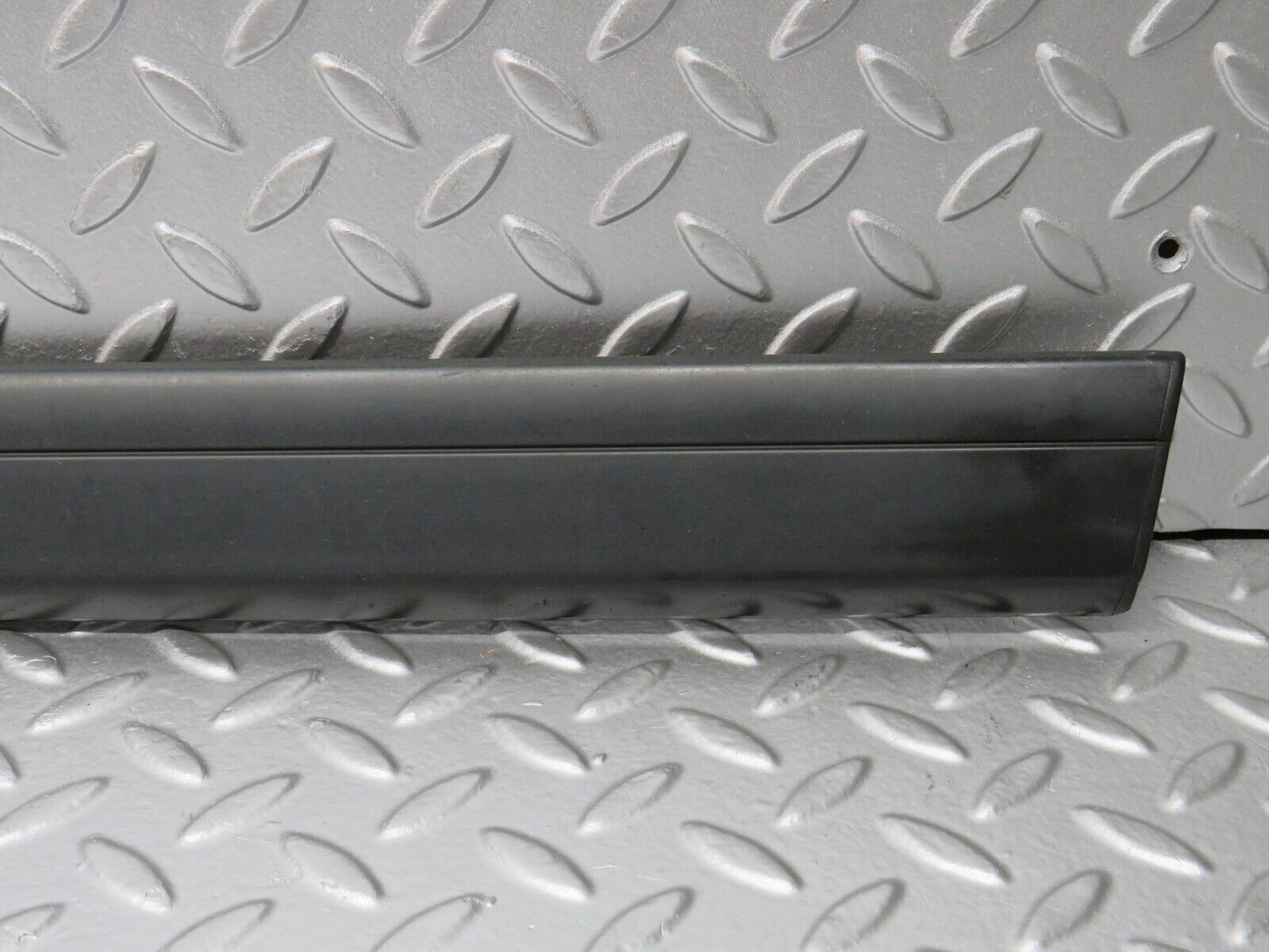 32301 Mercedes-Benz S124 300TE Wagon Front Right Door Centre Moulding Trim