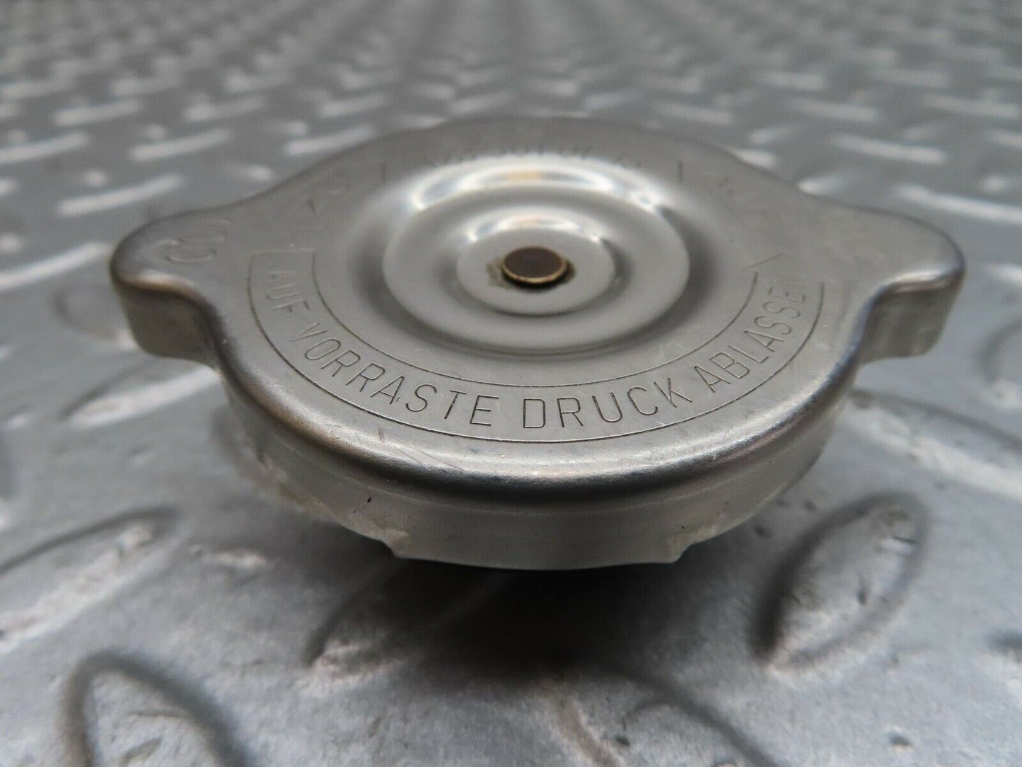 13913 Mercedes-Benz C107 280SLC Radiator Cap 1235010115