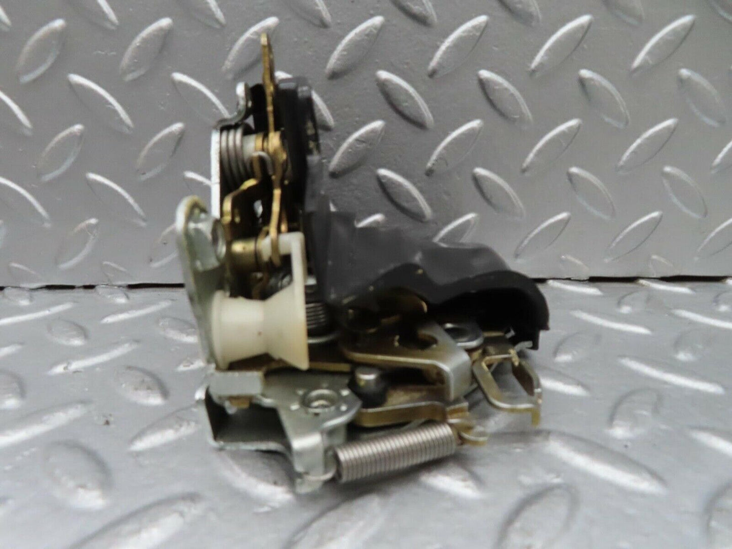 16052 Mercedes-Benz W123 280E Front Left Door Lock Mechanism 1237230108