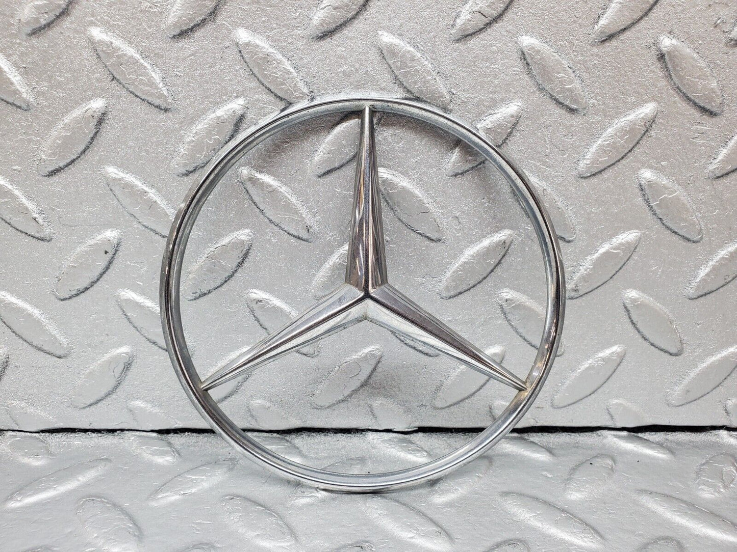 45850 Mercedes-Benz W126 420SE Trunk Lid Badge Emblem 1267580158