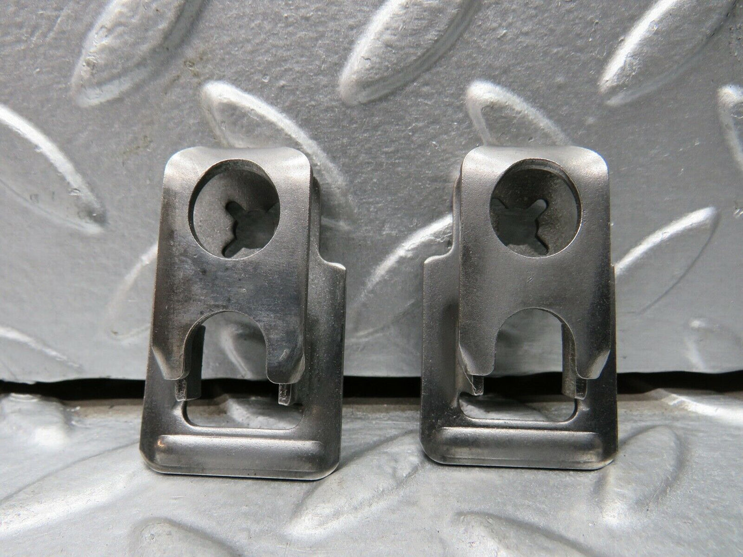21802 Mercedes-Benz W126 300SE Fuel Injector Bracket 2 pcs