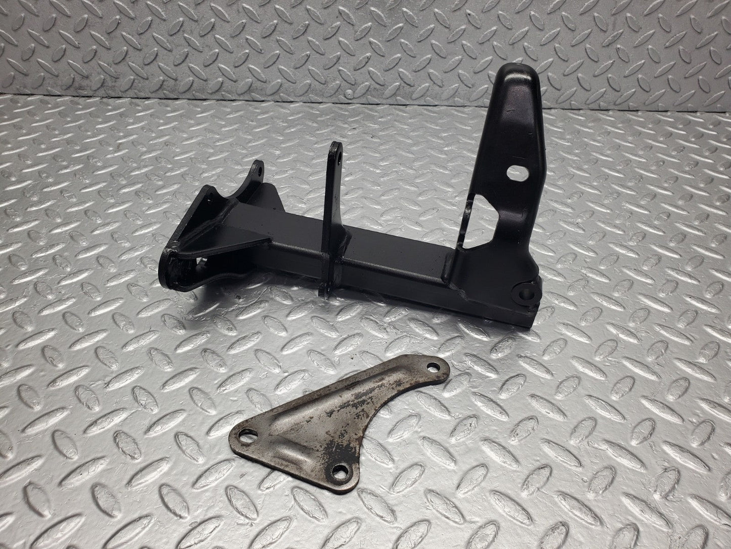W126 Coupe air condition compressor mount bracket used OEM