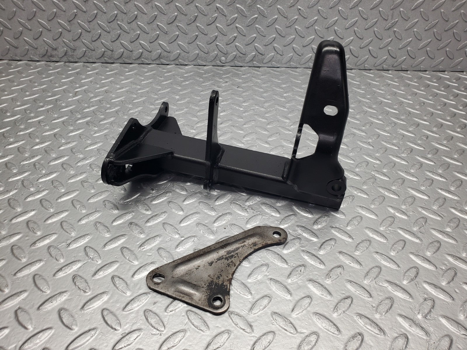 W126 Coupe air condition compressor mount bracket used OEM