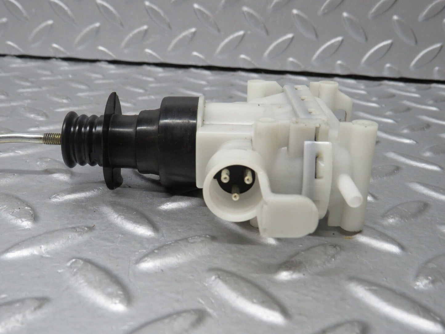 36150 Mercedes-Benz W126 420SE Front Left Door Lock Vacuum Actuator