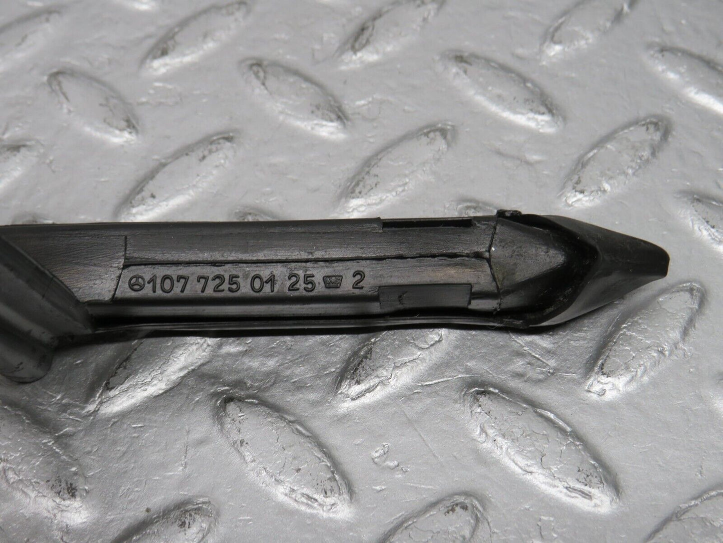 39172 Mercedes-Benz R107 500SL Front Left Rubber Window Guide 1077250125