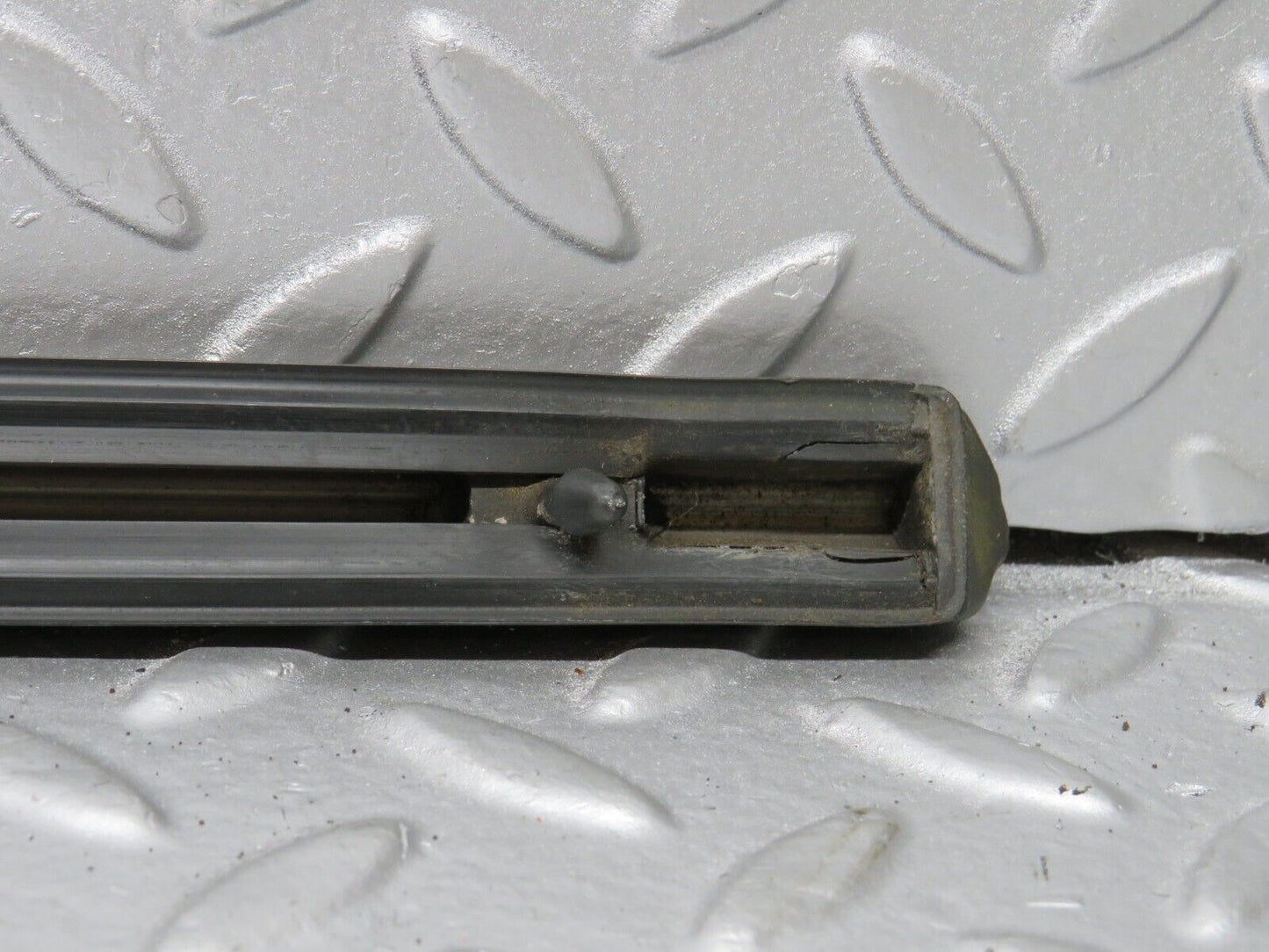 40642 Mercedes-Benz W123 300D Front Right Door Centre Moulding Trim