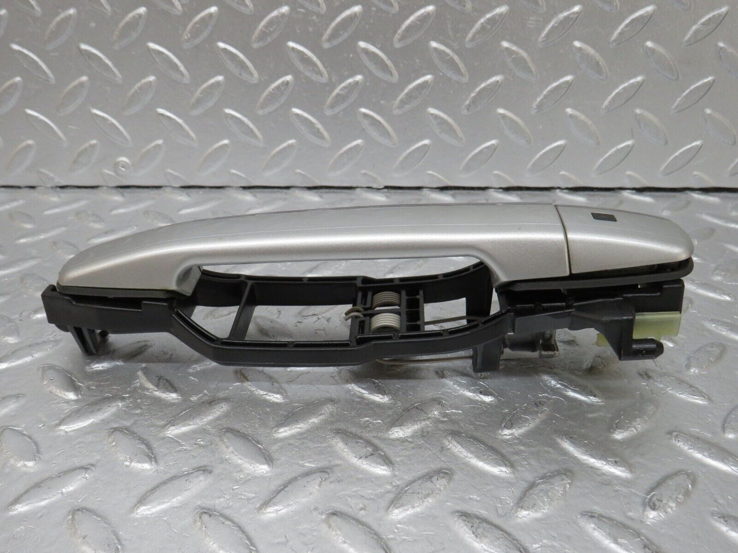 34697 Mercedes-Benz W210 320E Front Left Exterior Door Handle No Key