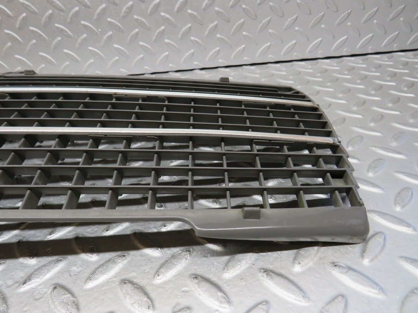 36501 Mercedes-Benz W201 190E 2.0L Bonnet Grill 2018880223