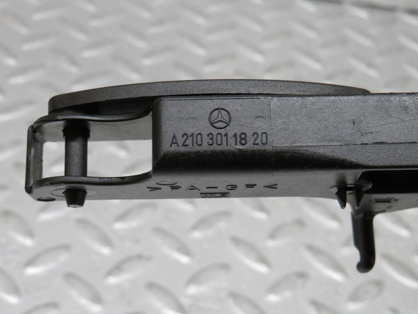 34811 Mercedes-Benz W210 320E Accelerator Pedal & Rubber 2103011820 2203010001