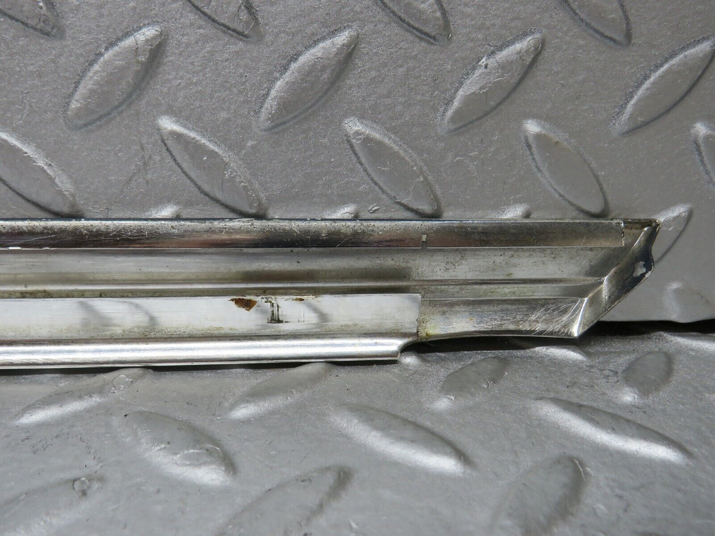 37313 Mercedes-Benz W109 300SEL Front Left Door Chrome Moulding Trim