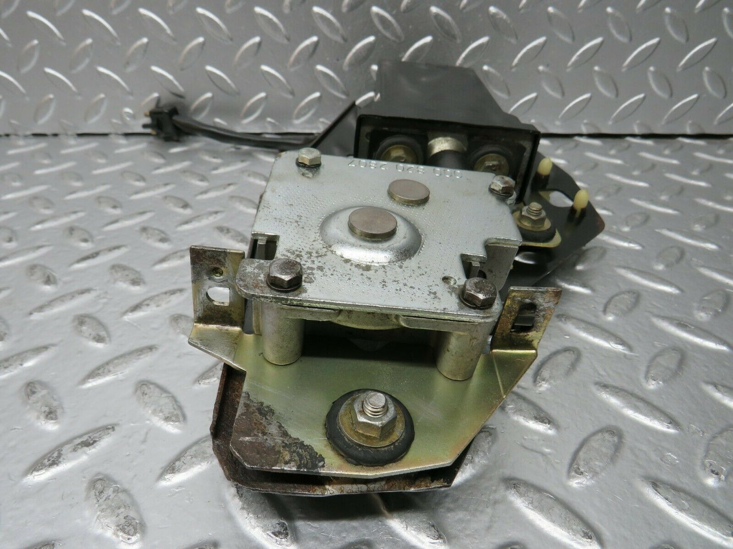 23205 Mercedes-Benz W116 350SE Sunroof Motor With Bracket 0008202807