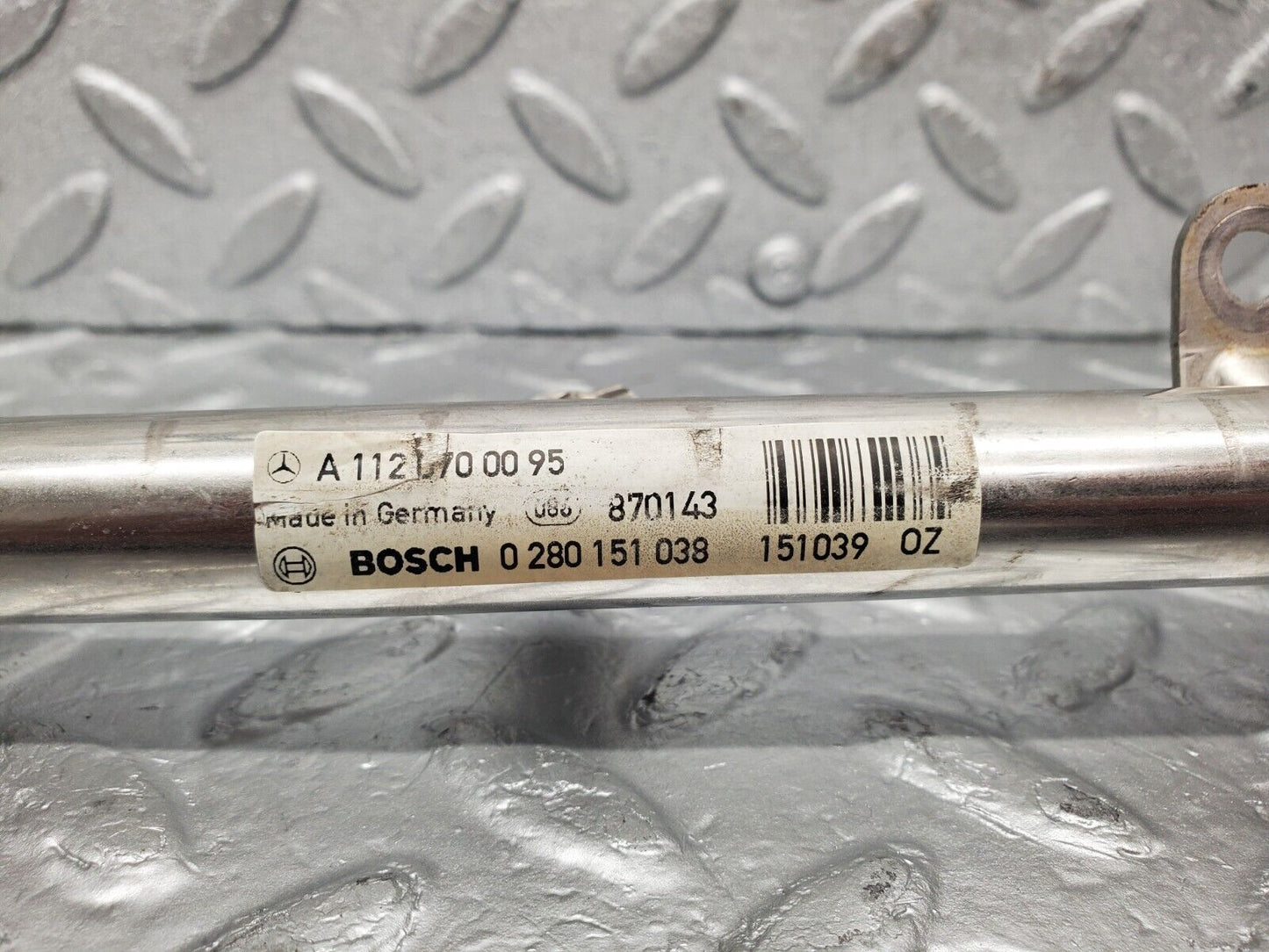 46809 Mercedes-Benz R129 320SL Coupe Fuel Injector Rail 0280151038 1120700095
