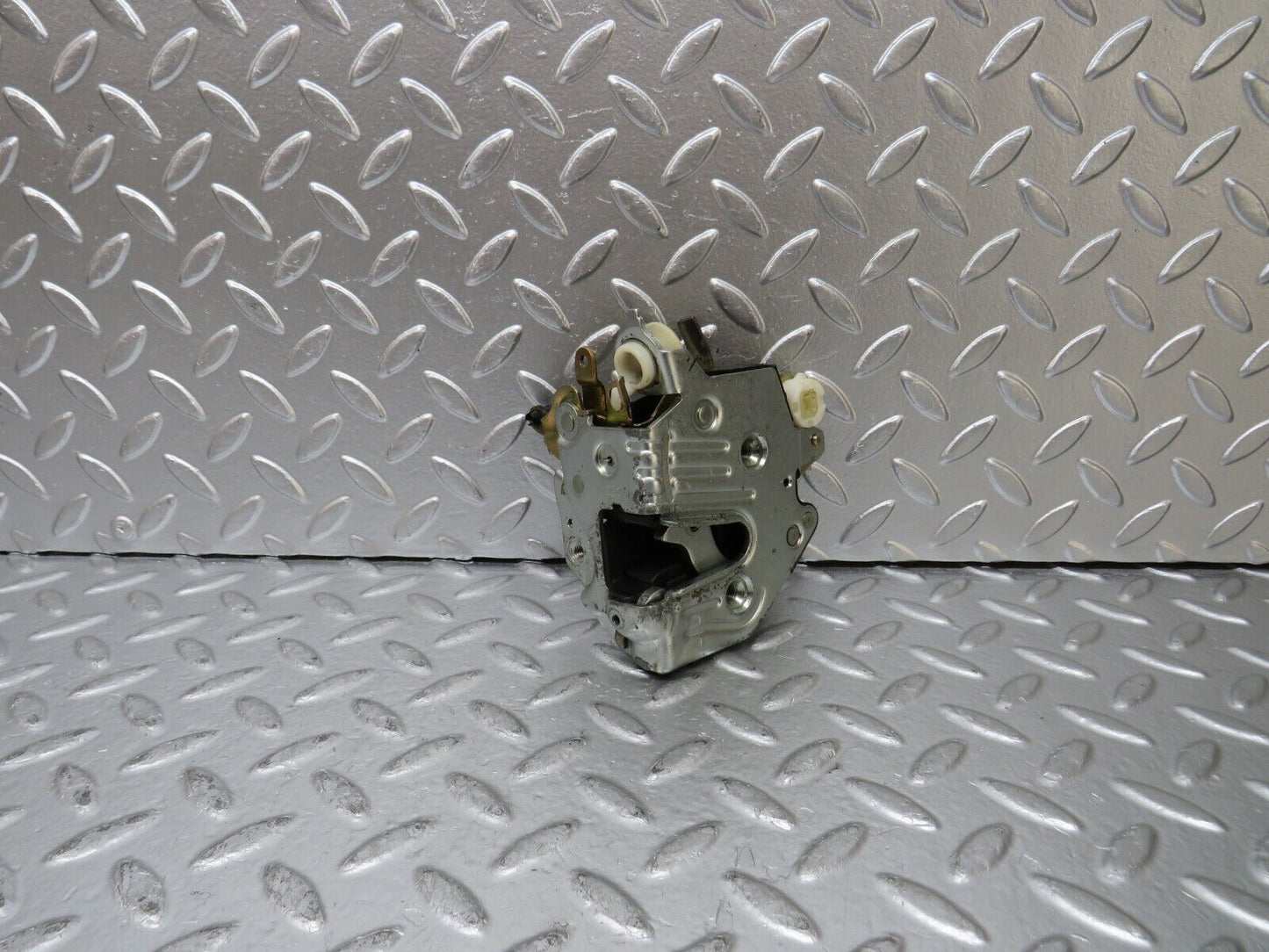 25211 Mercedes-Benz W201 190D Front Right Door Lock Mechanism