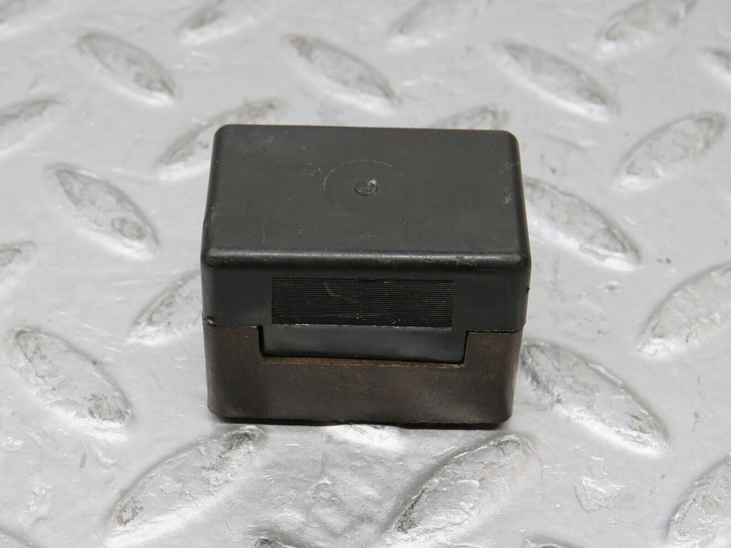 37324 Mercedes-Benz W109 300SEL Fuse Box Connector