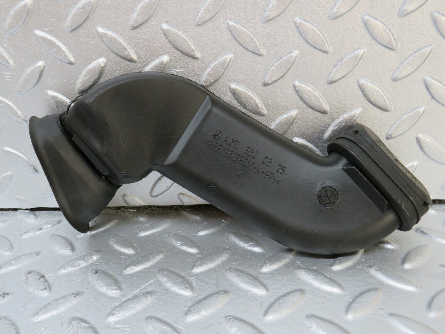 35000 Mercedes-Benz W210 320E Water Drain 2108320325 2108320225