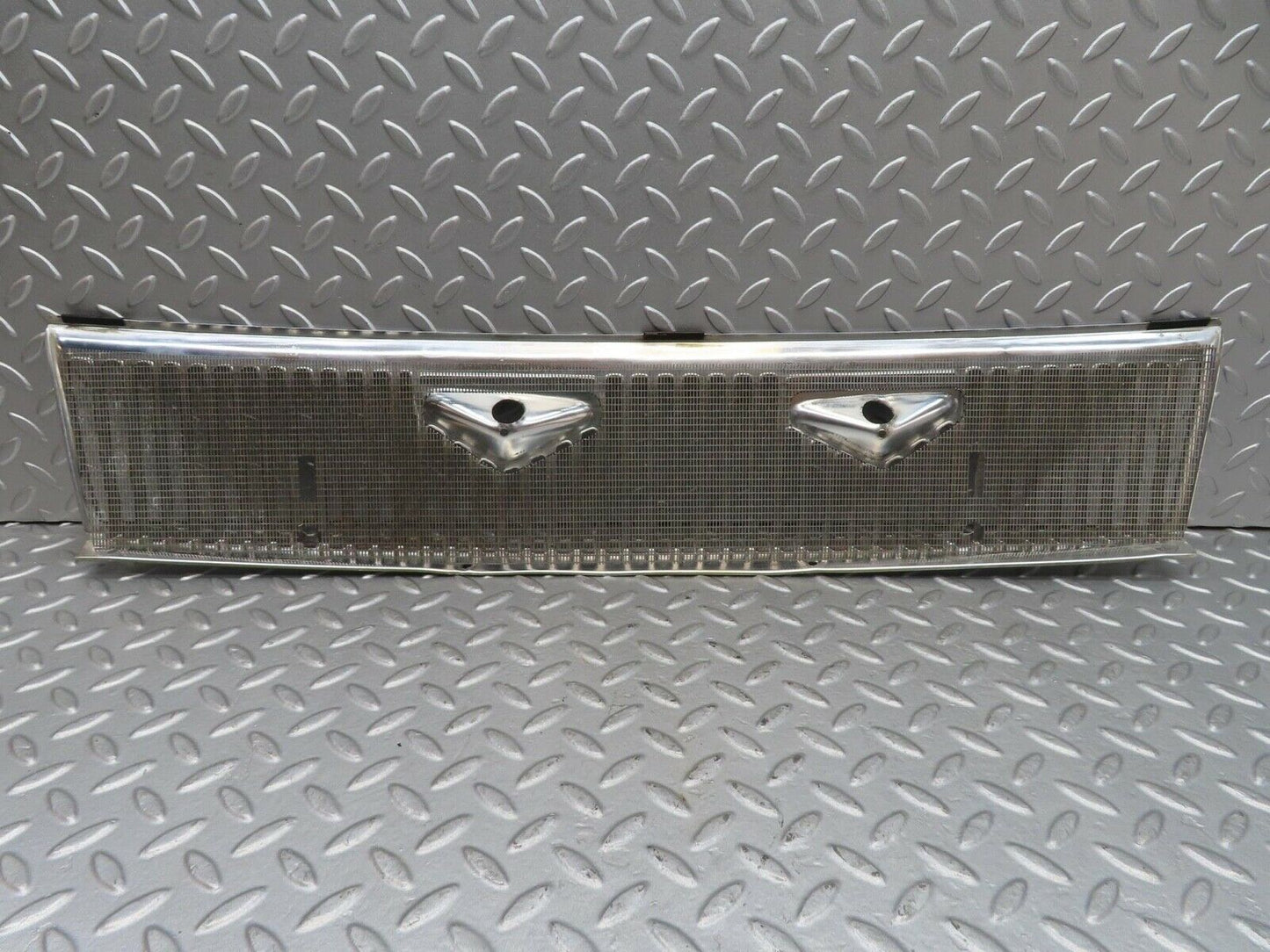 14208 Mercedes-Benz W116 350SE Air Intake Chrome Grill