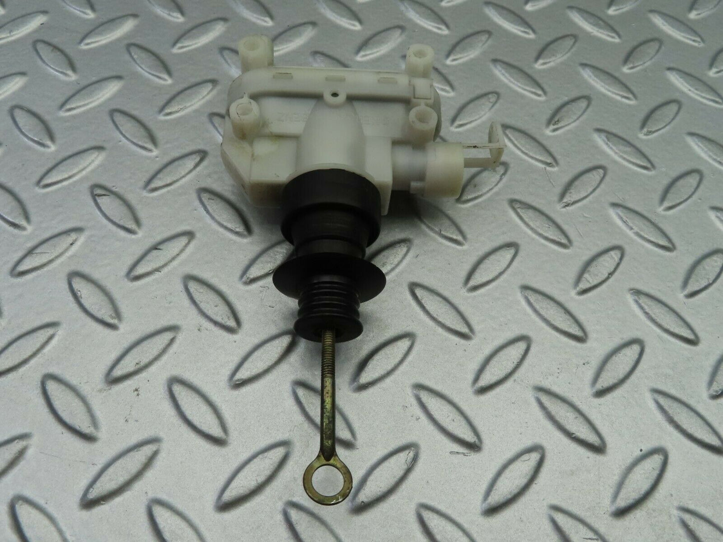 6577 Mercedes-Benz S124 E220 Wagon Door Lock Vacuum Actuator Front Right