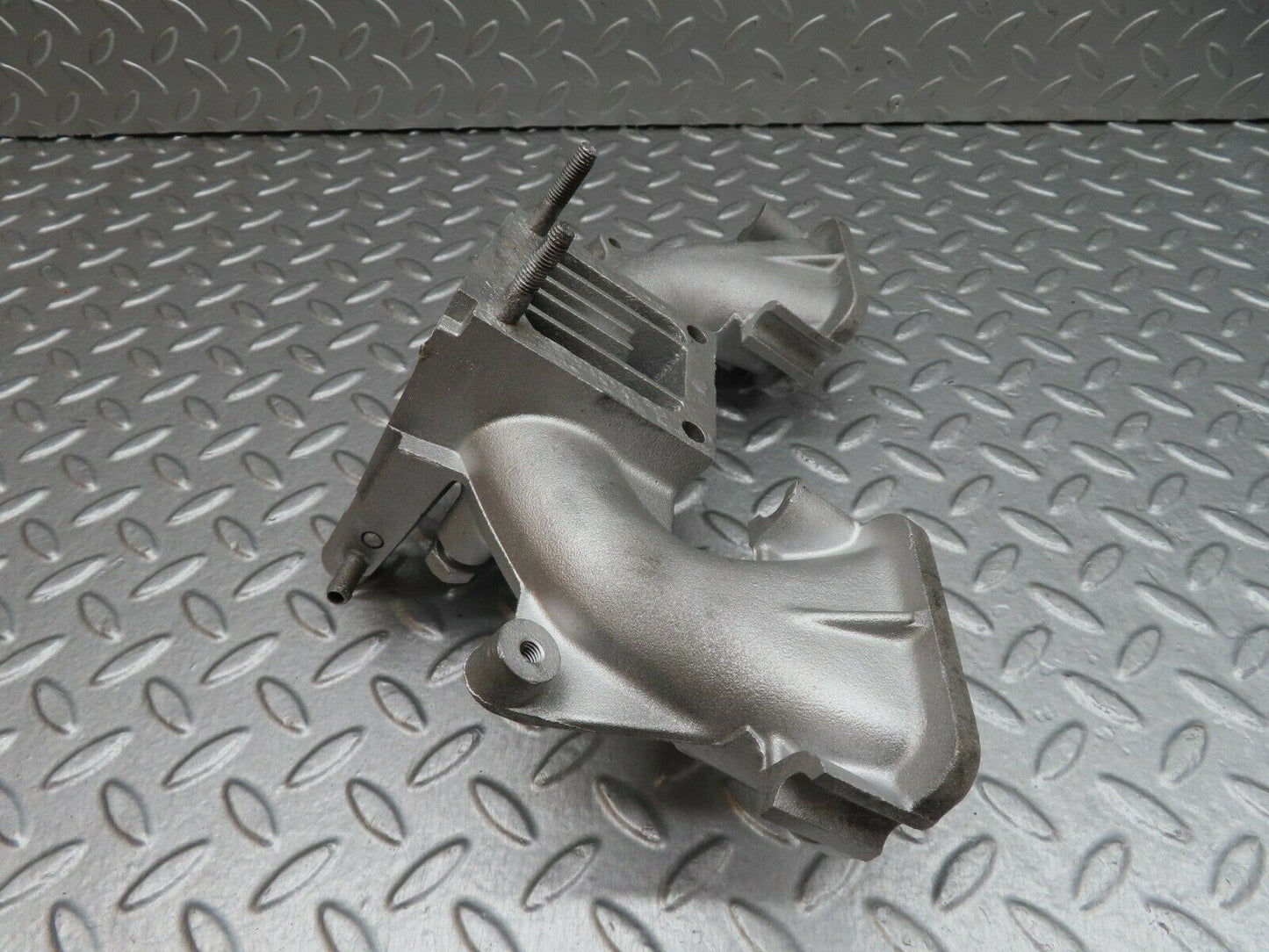 17995 Mercedes-Benz W123 200 Intake Manifold