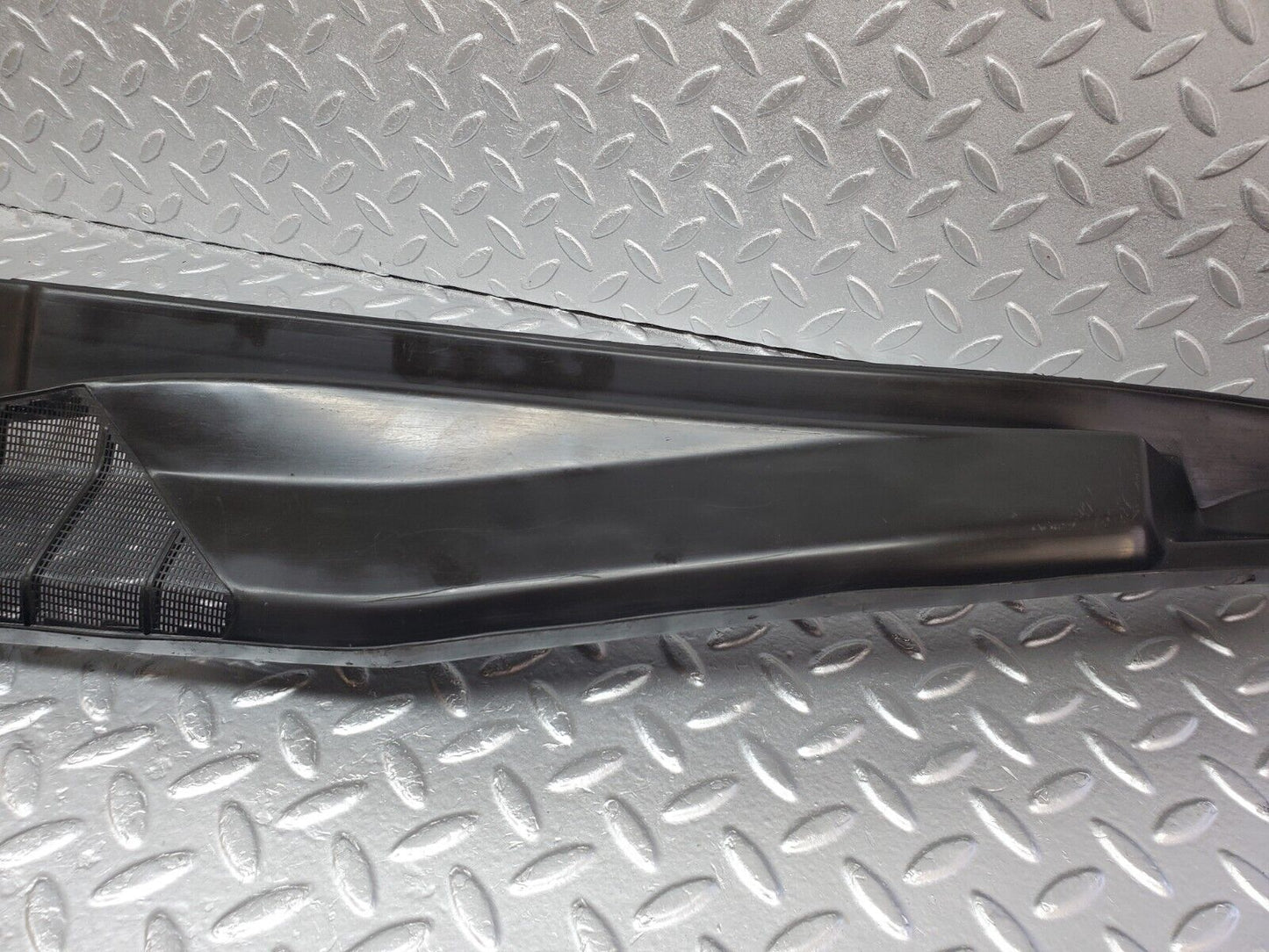 45707 Mercedes-Benz W126 420SE Windscreen Wiper Cover Grill 1268300413 1268300313