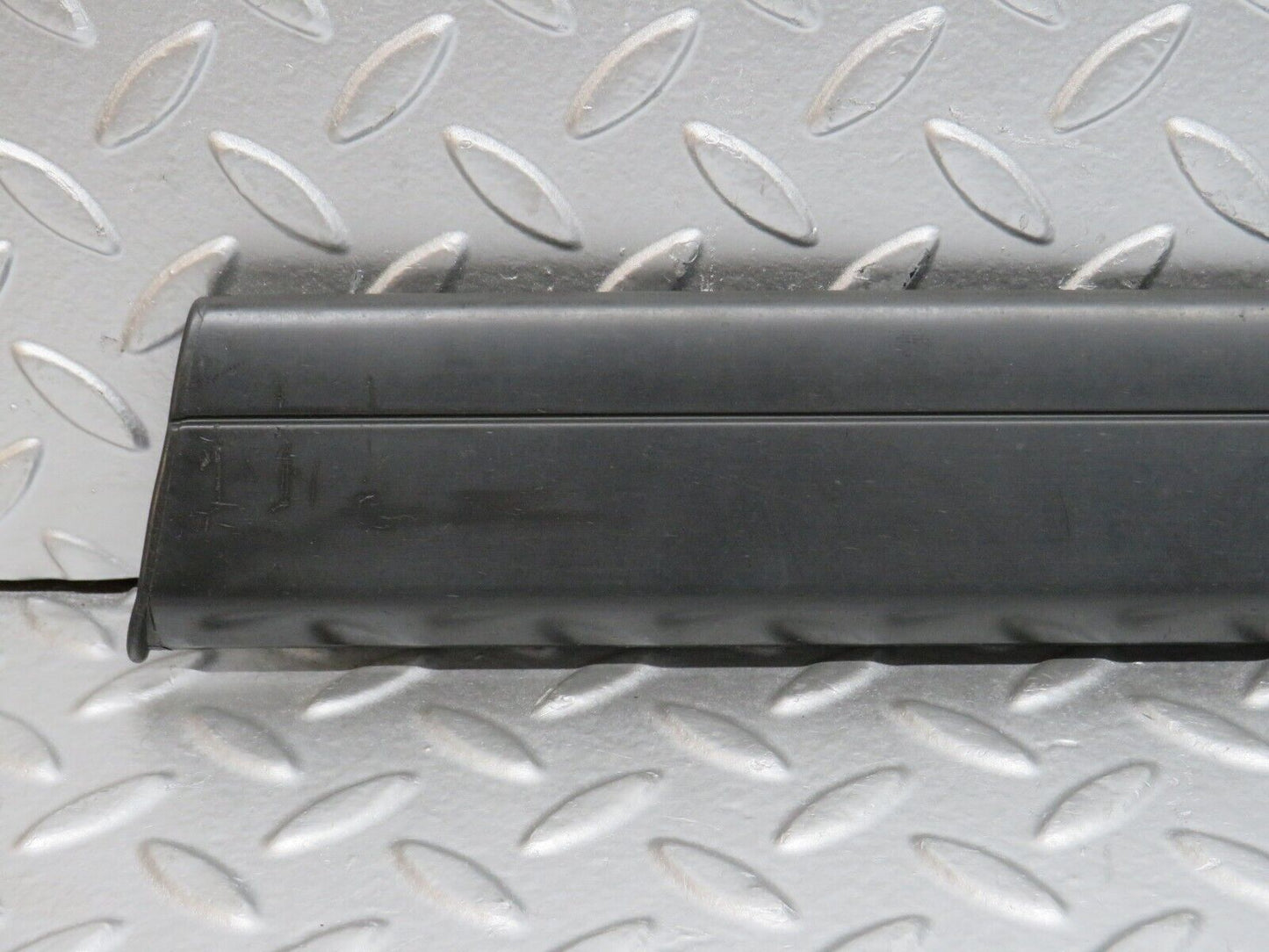 32301 Mercedes-Benz S124 300TE Wagon Front Right Door Centre Moulding Trim