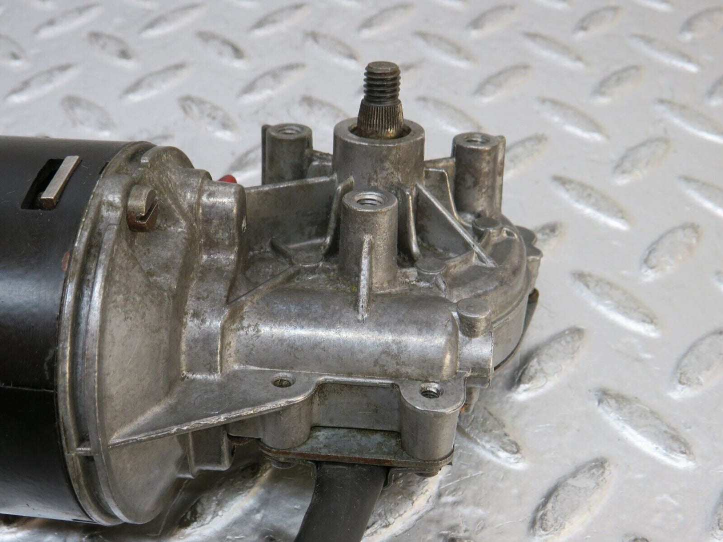 26923 Mercedes-Benz W123 240D Wiper Motor Bosch 0390341077