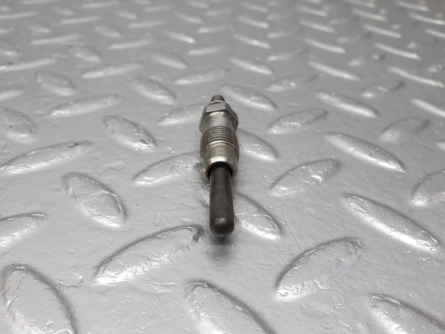 40845 Mercedes-Benz W123 300D Glow Plug Beru 0100221107
