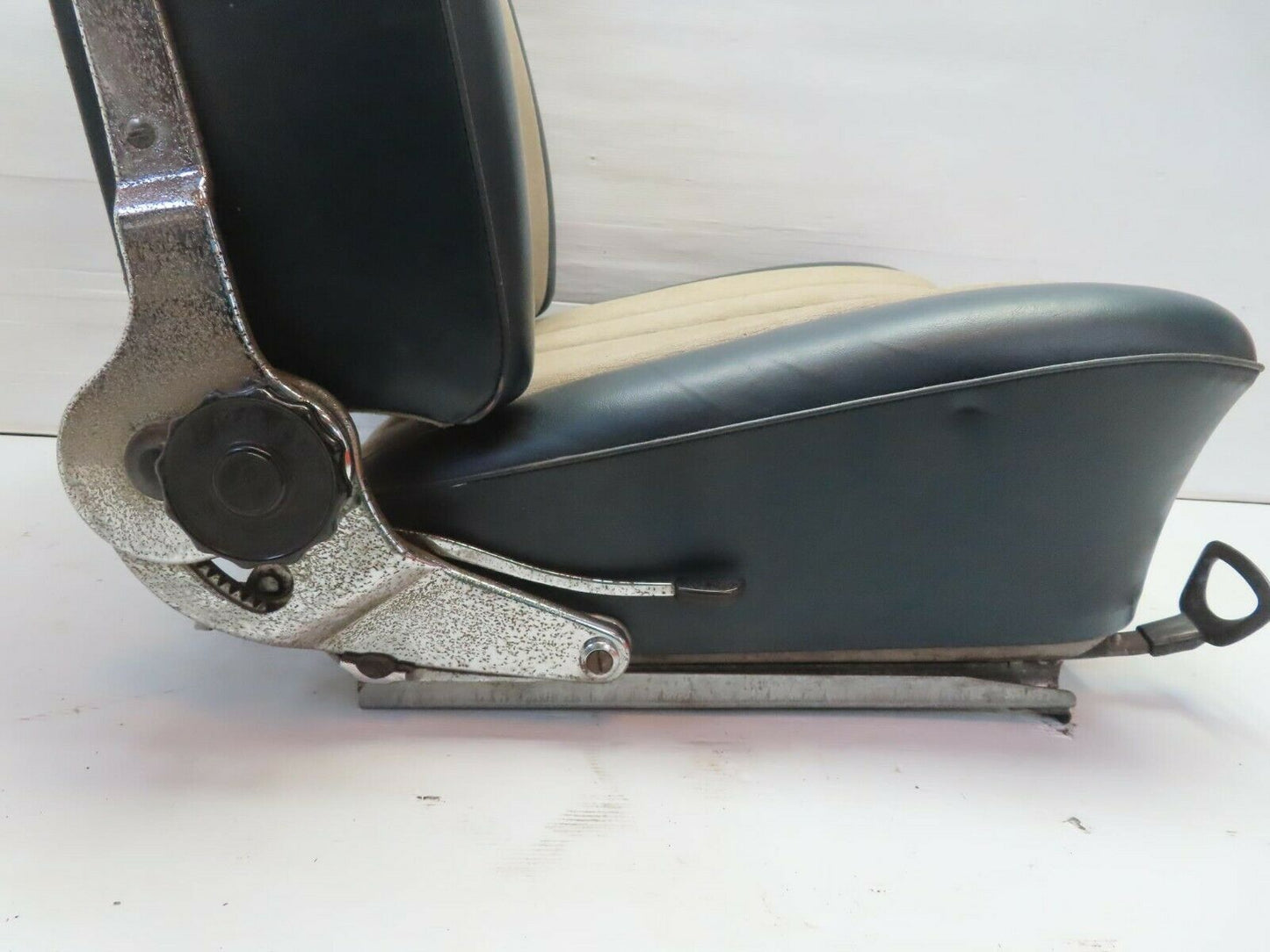 10670 Mercedes-Benz W108  Front Left Seat