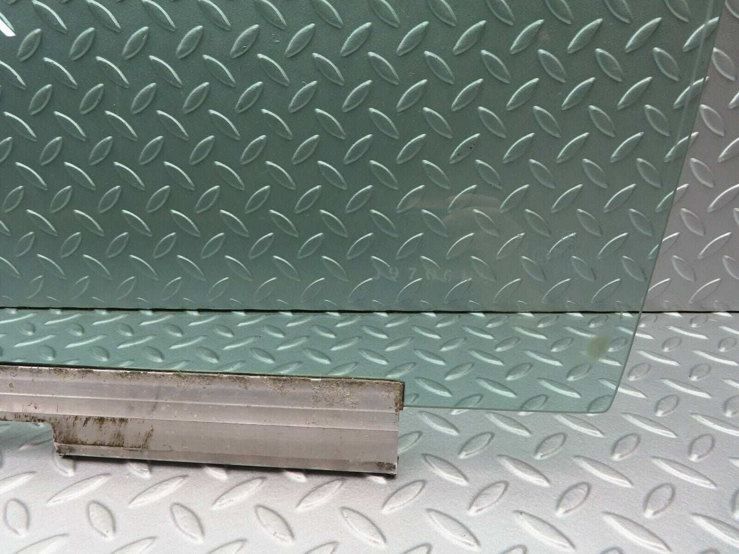 5322 Mercedes-Benz W124 230E Front Left Door Window Glass