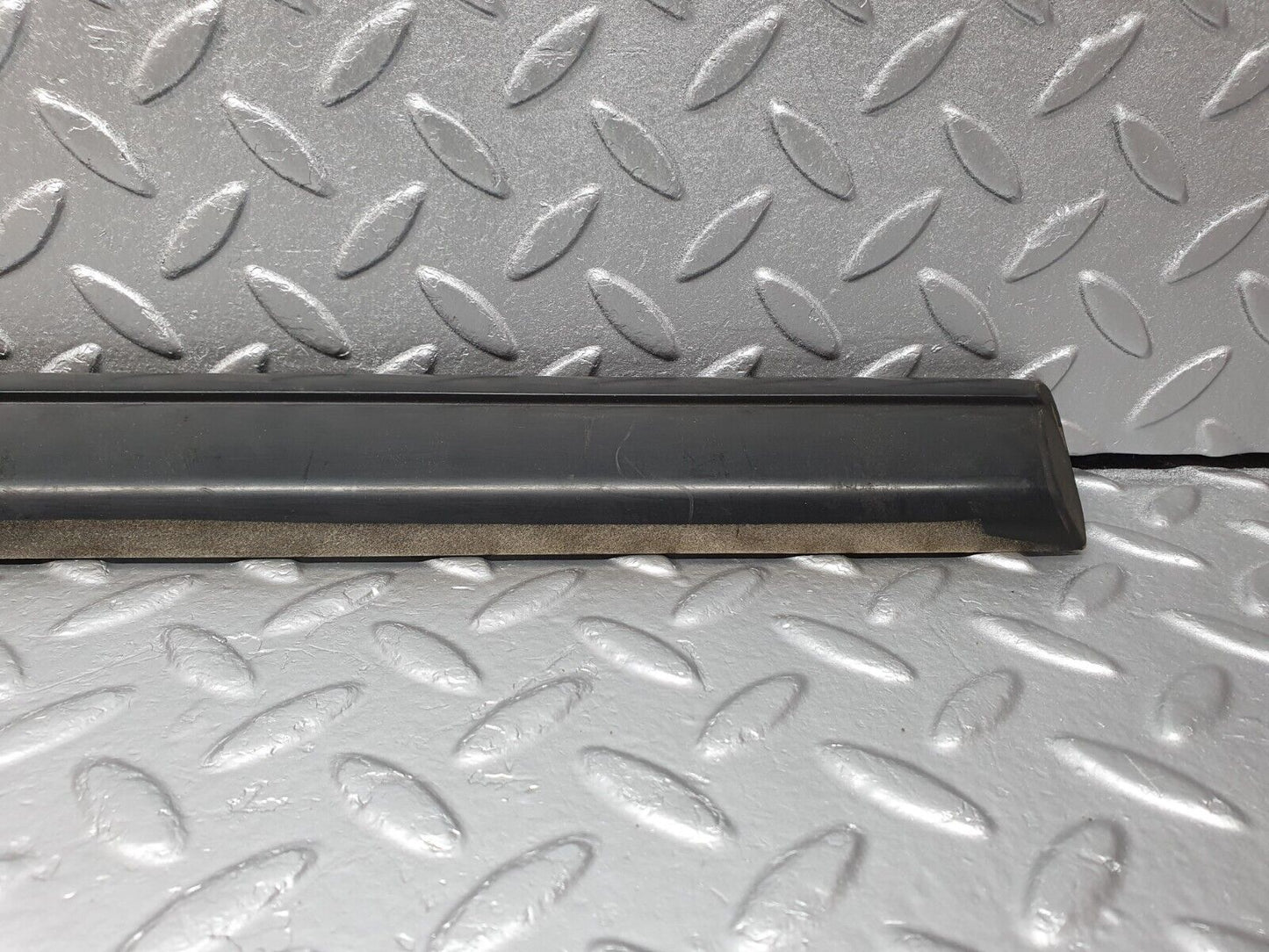 41683 Mercedes-Benz W124 200E Front Right Door Centre Moulding Trim