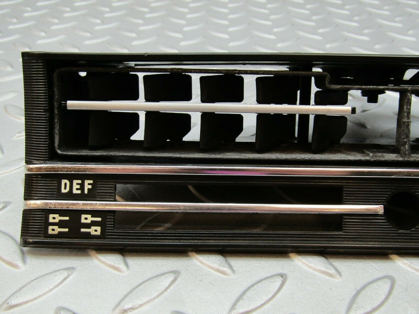 3278 Mercedes-Benz W115 220D Dashboard Centre Air Vent 1158300003