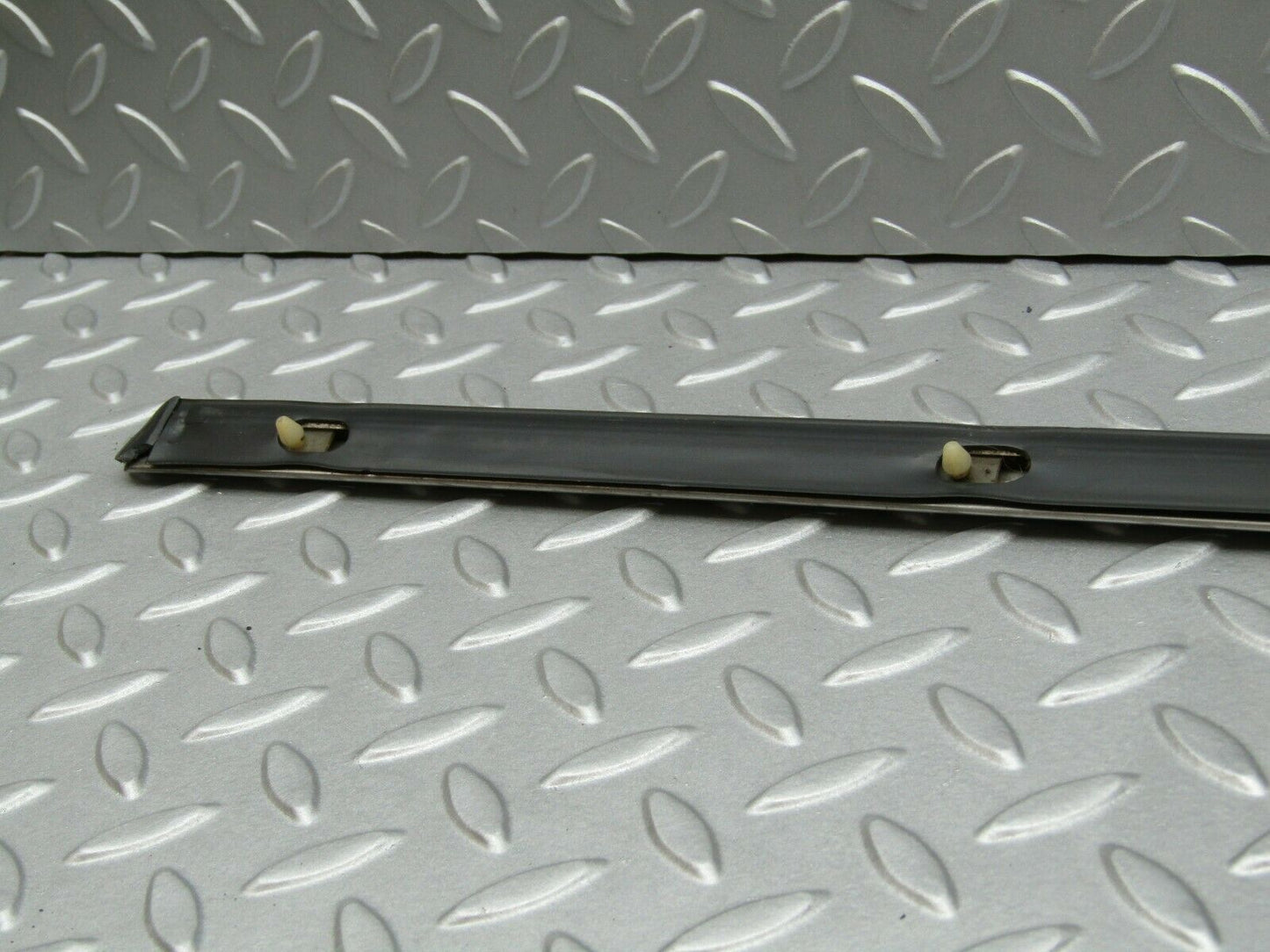 3339 Mercedes-Benz W115 220D Centre Fender Chrome Trim Front Right