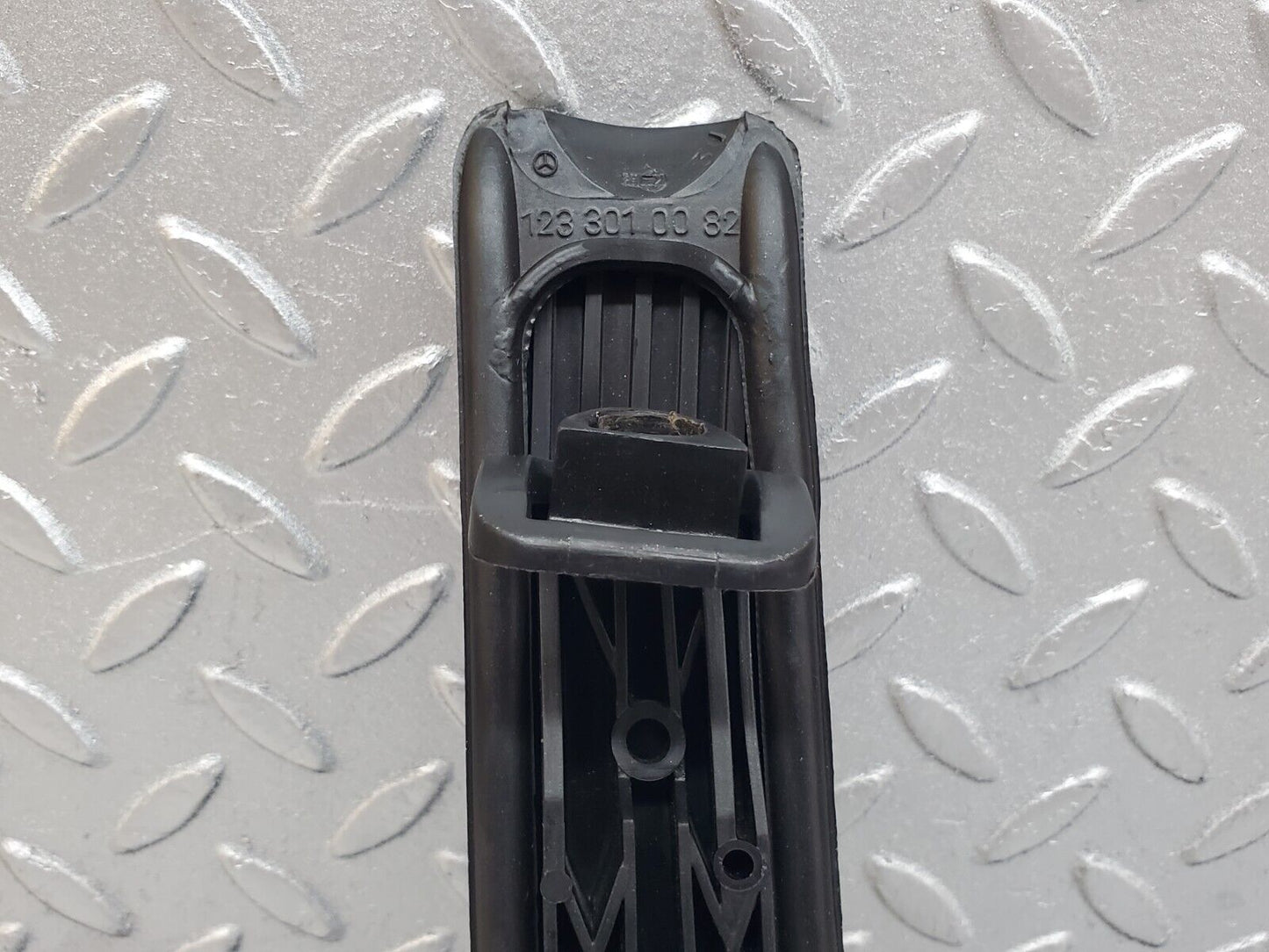 44722 Mercedes-Benz W124 220E Accelerator Pedal With Rubber 1233010082 1263000504