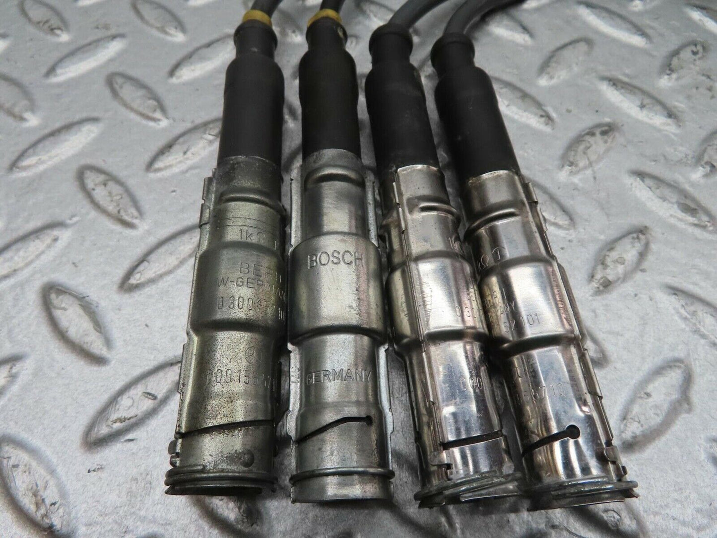 13593 Mercedes-Benz W123 200 Ignition Lead Set 0001565710
