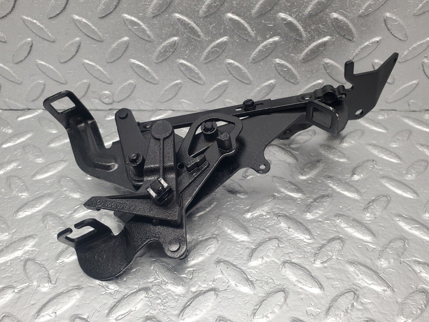 46187 Mercedes-Benz W124 280E Throttle Linkage 1040702321