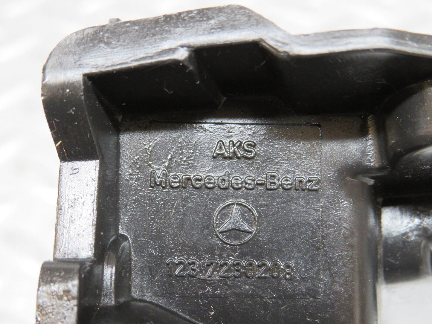 29667 Mercedes-Benz W123 230E Front Right Door Lock Mechanism 1237230208