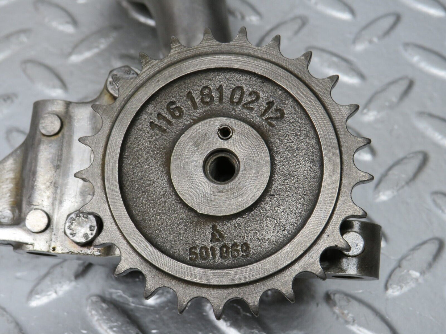 32957 Mercedes-Benz C107 R107 450 V8 Oil Pump & Sprocket 1161810212 1161800502