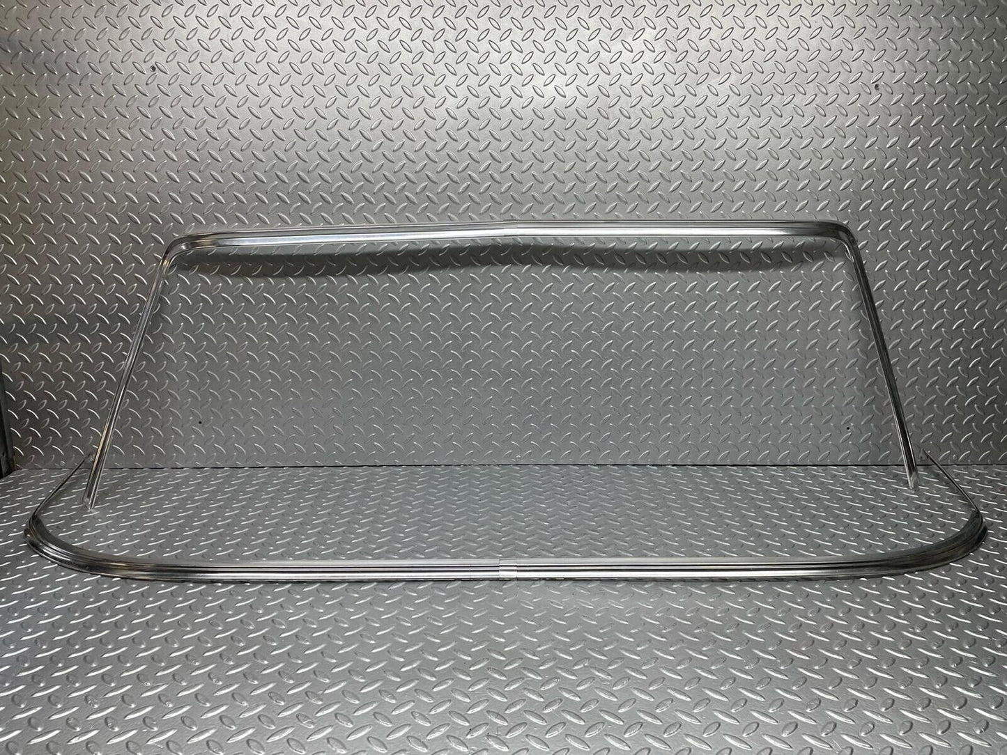 40520 Mercedes-Benz W108 Rear Windscreen Chrome Frame