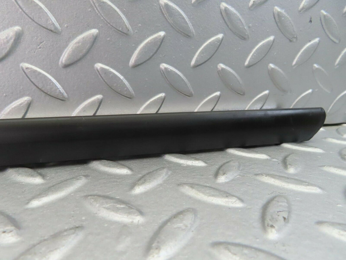 10289 Mercedes-Benz W116 Front Left Door Centre Moulding Trim