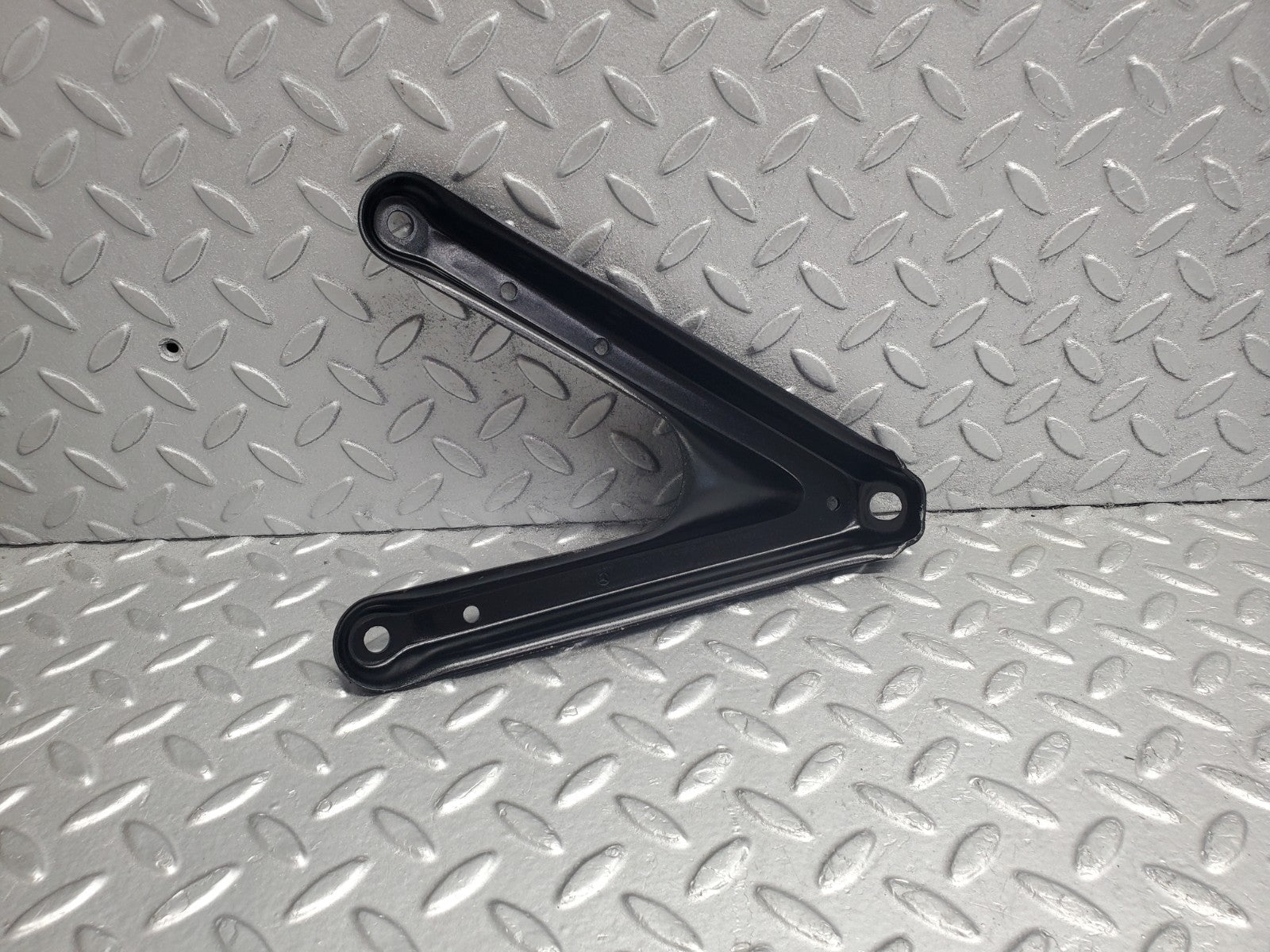 W124 Wagon air intake manifold bracket used OEM